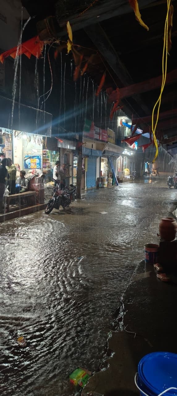 सलाधार वर्षा से जनजीवन अस्त-व्यस्त