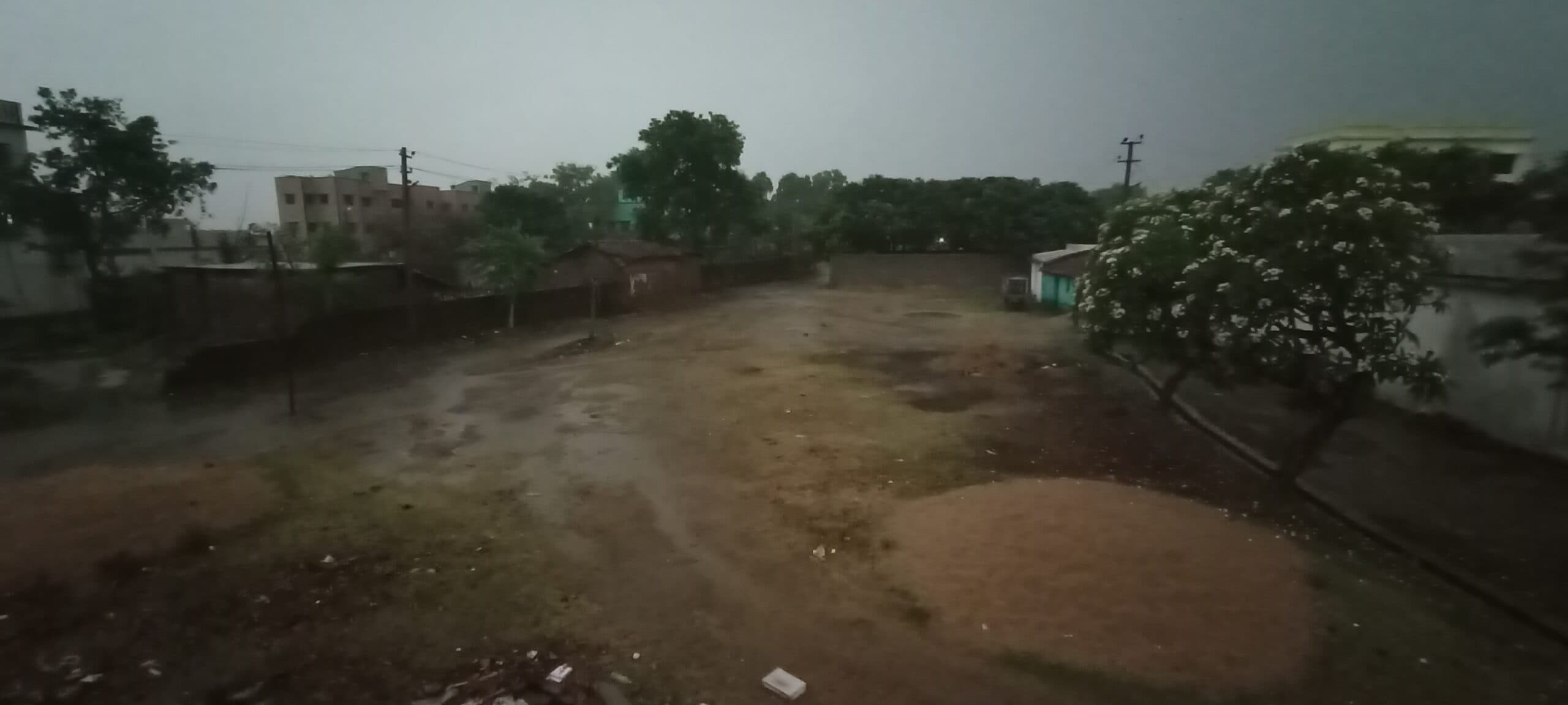 चितरा: दोपहर बाद बदला मौसम का मिजाज: तेज हवा और बारिश से गर्मी से राहत, कोयला उत्पादन प्रभावित