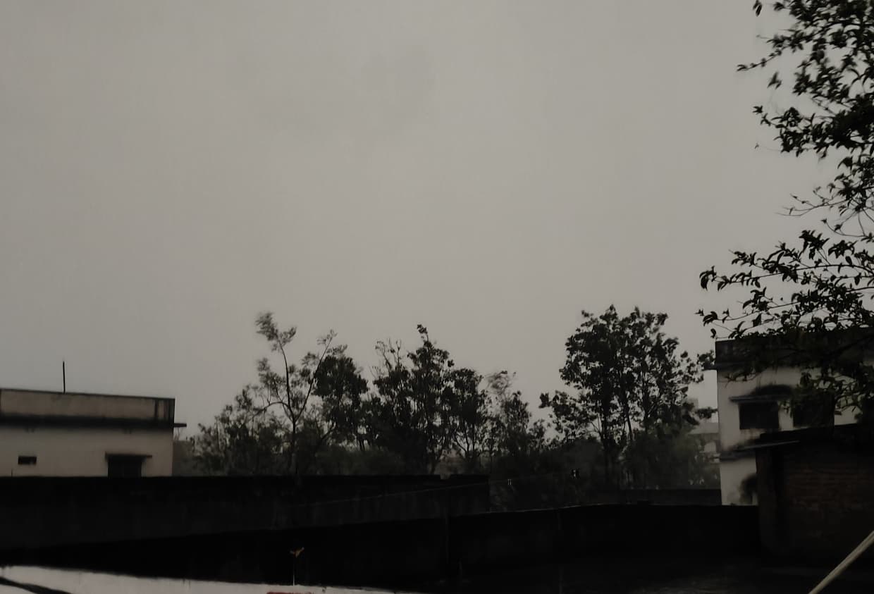 मौसम ने ली करवट, तेज हवा के साथ हुई बारिश, गर्मी से राहत