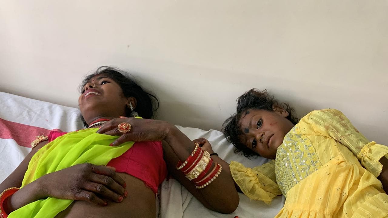 खड़ी पिकअप से ऑटो की टक्कर, एक ही परिवार के तीन लोग घायल, मां-बेटी रेफर