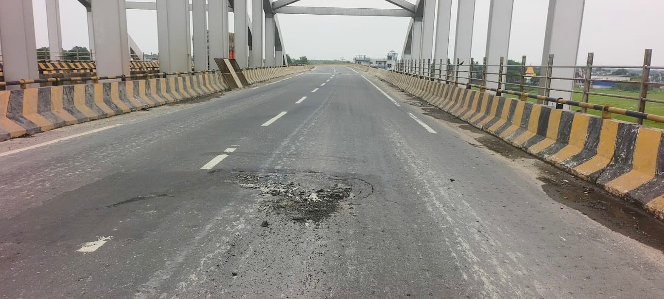 एनएच-327 ई के ठाकुरगंज आरओबी पर सड़क क्षतिग्रस्त, मरम्मत की जरूरत