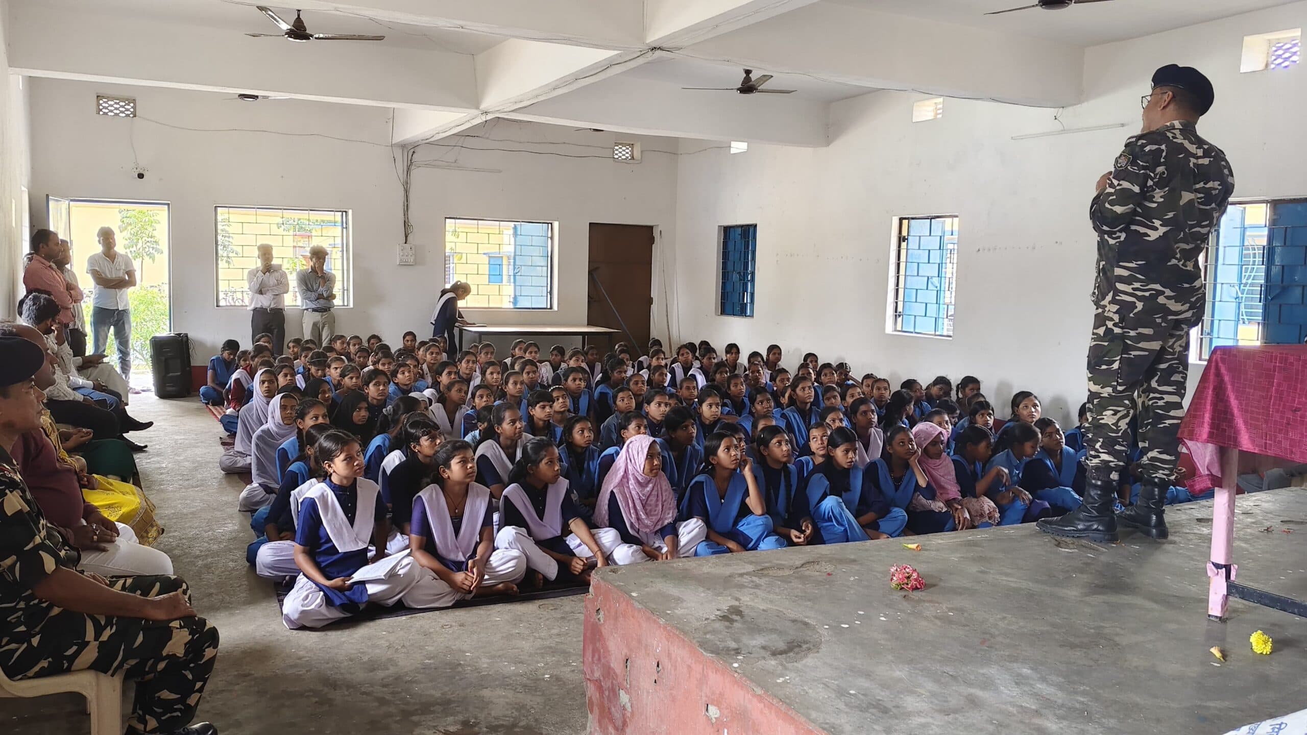 एसएसबी के अधिकारी ने छात्राओं को मानव तस्करी के प्रति किया जागरूक