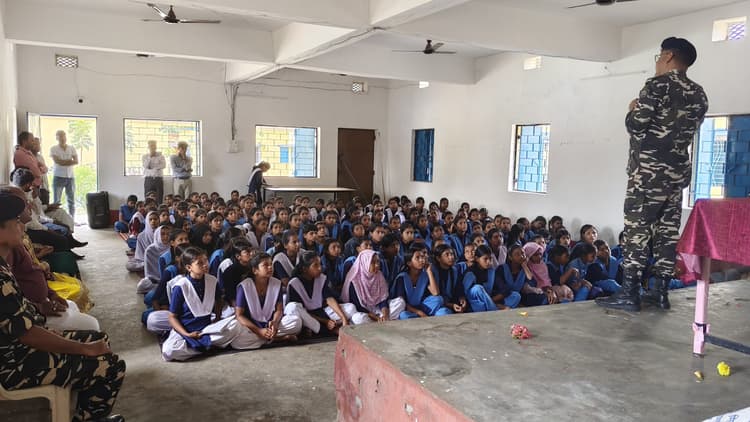 एसएसबी के अधिकारी ने छात्राओं को मानव तस्करी के प्रति किया जागरूक