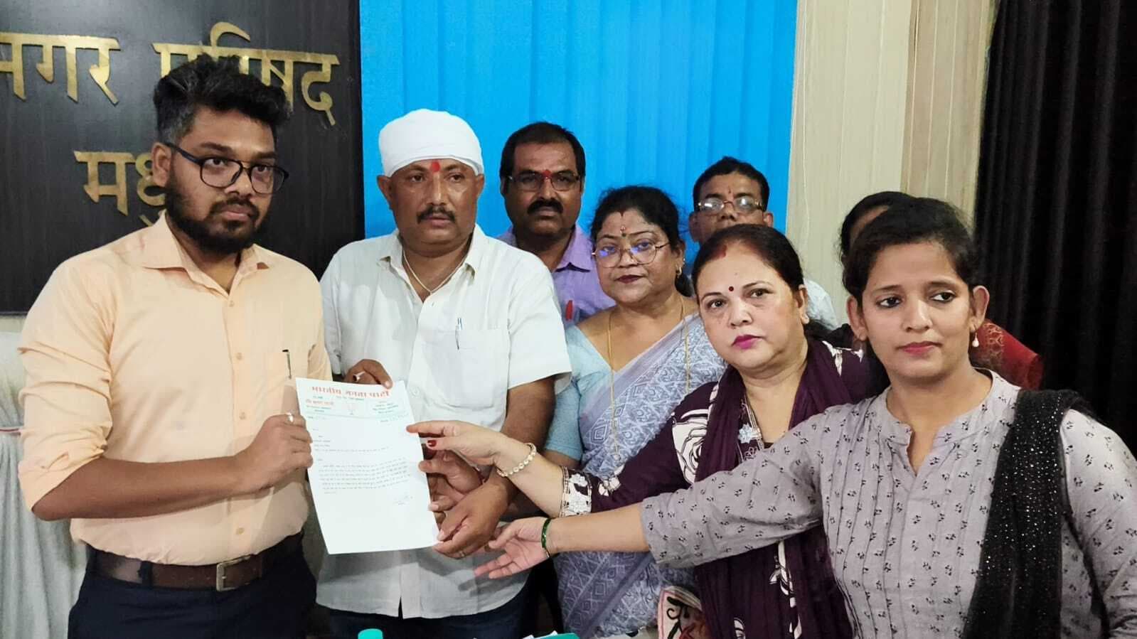 नाली का पानी सड़क पर बहने से श्रद्धालु और यात्री को परेशानी