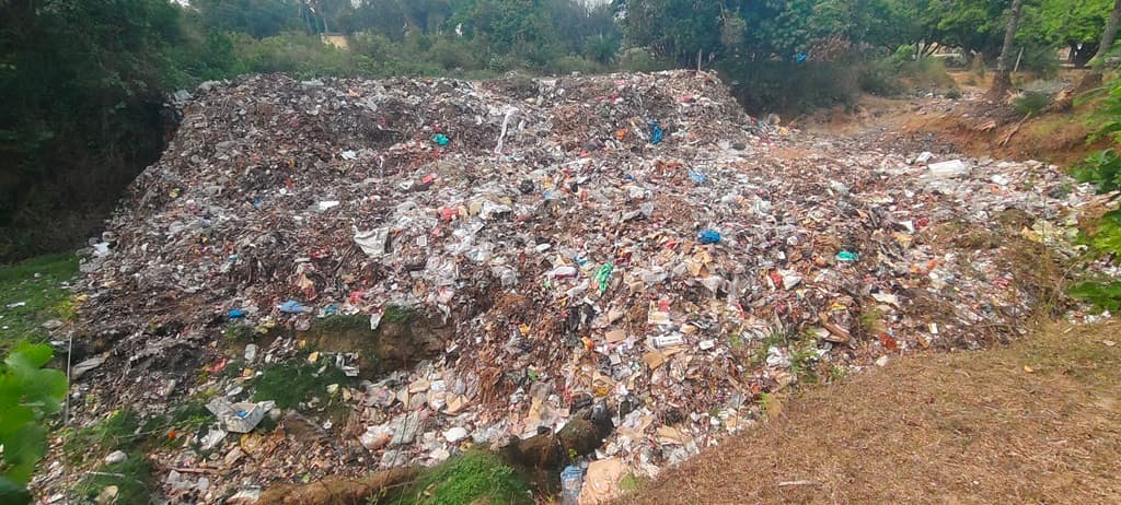 नगर पंचायत में कचरा प्रबंधन बेहाल, तीन साल बाद भी स्थायी डंपिंग जोन का इंतजार