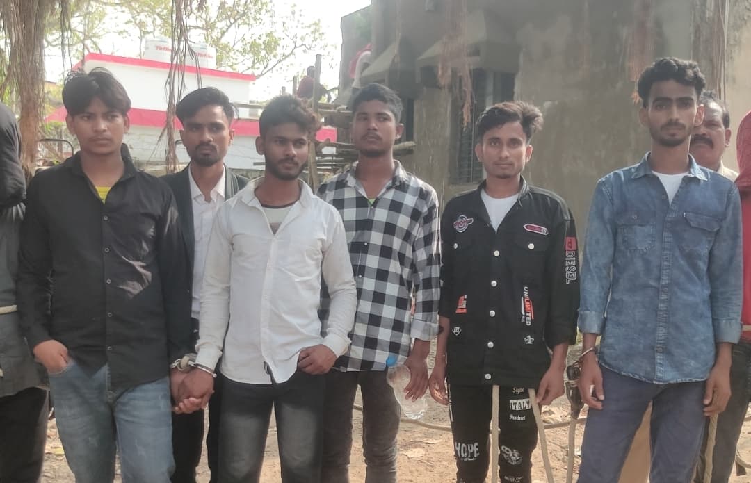 शराब बोतल के साथ निकले थे बारात, आठ लोग पहुंच गये हवालात