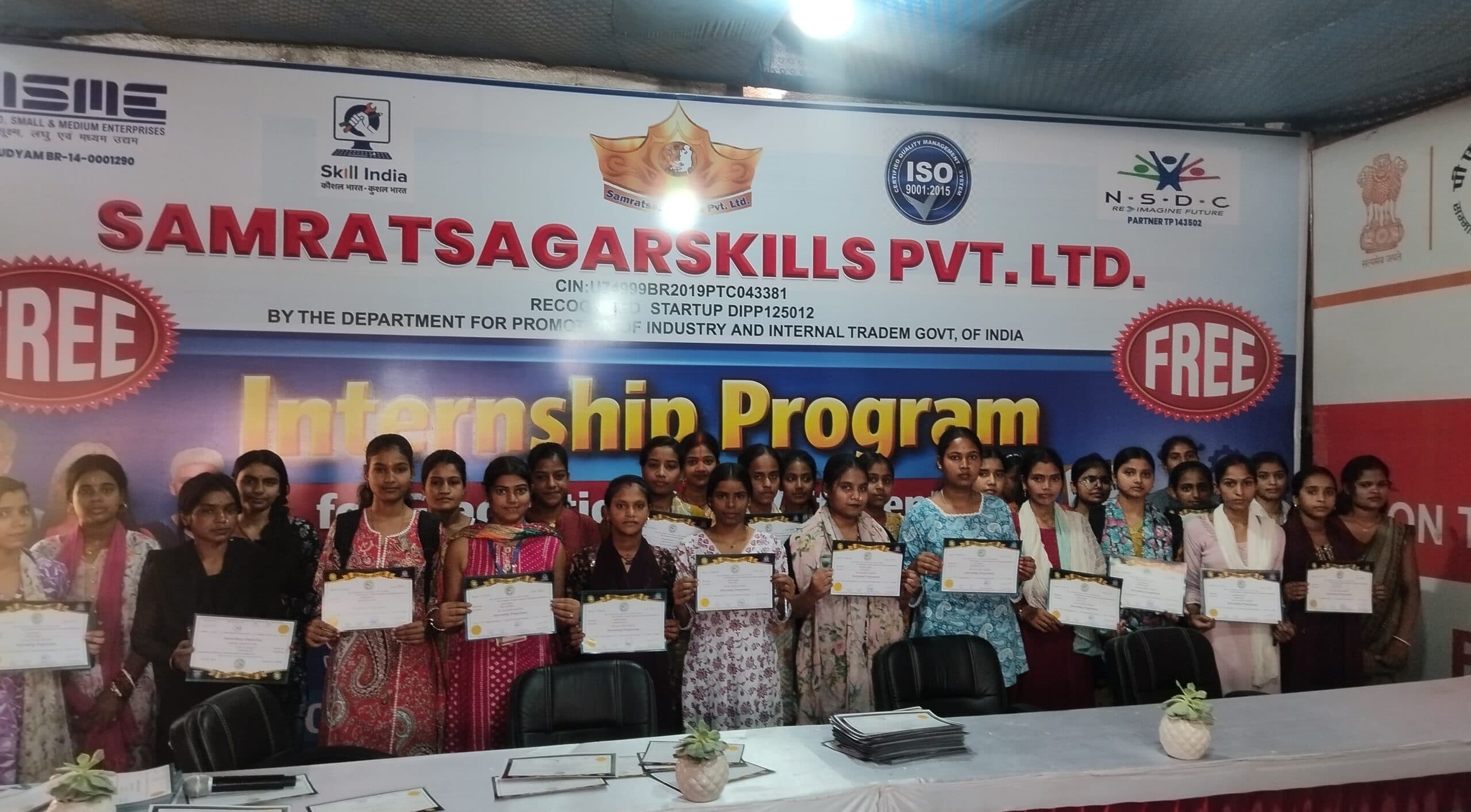 प्रशिक्षण के बाद छात्र-छात्राओं को मिला प्रमाण-पत्र