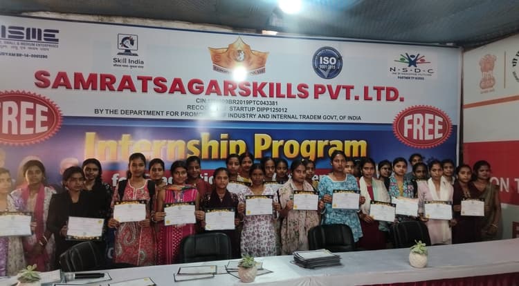 प्रशिक्षण के बाद छात्र-छात्राओं को मिला प्रमाण-पत्र