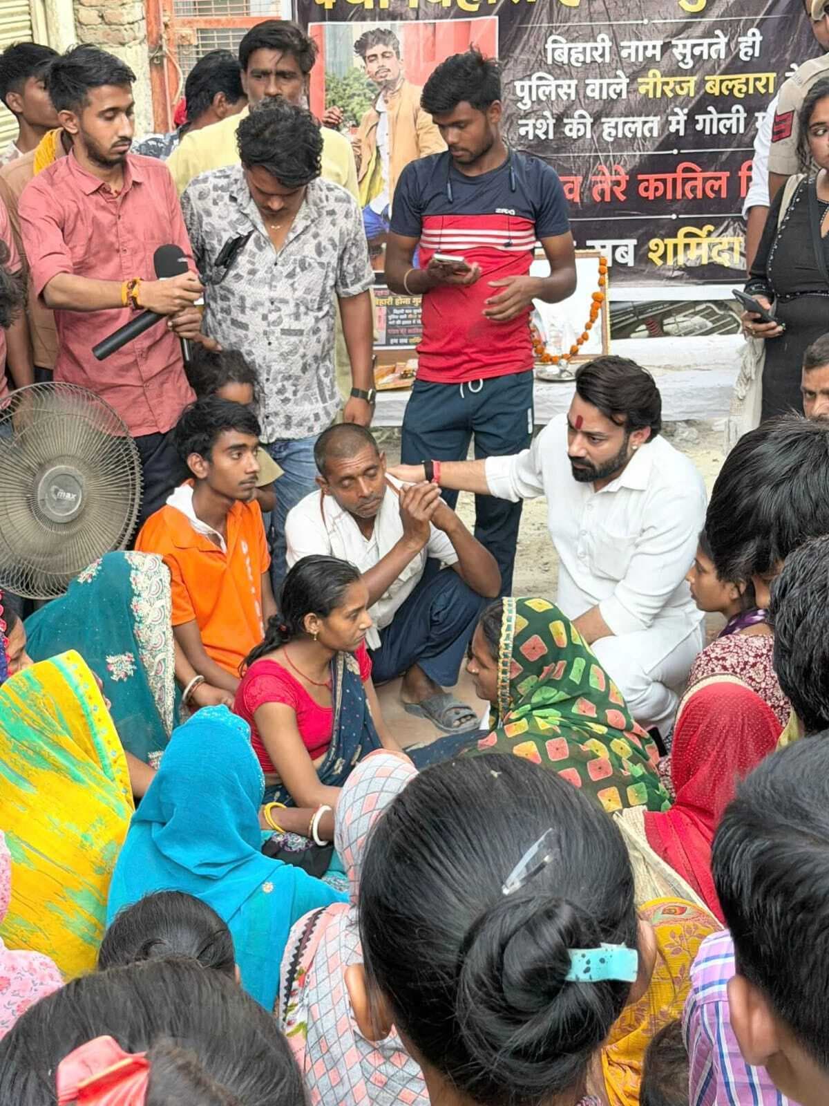 मृतक पांडव के घर दिल्ली पहुंचकर सांसद ने दिया दो लाख रुपये का चेक