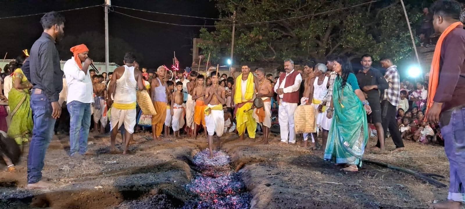 भोक्ताओं ने की फूलखूंदी, छऊ नृत्य ने मोहा मन