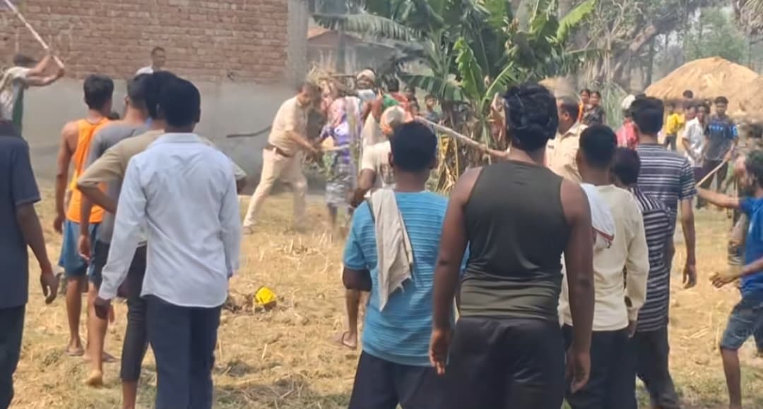 हाइवा ने महिला को रौंदा, आक्रोशित भीड़ ने पुलिस पर किया जानलेवा हमला