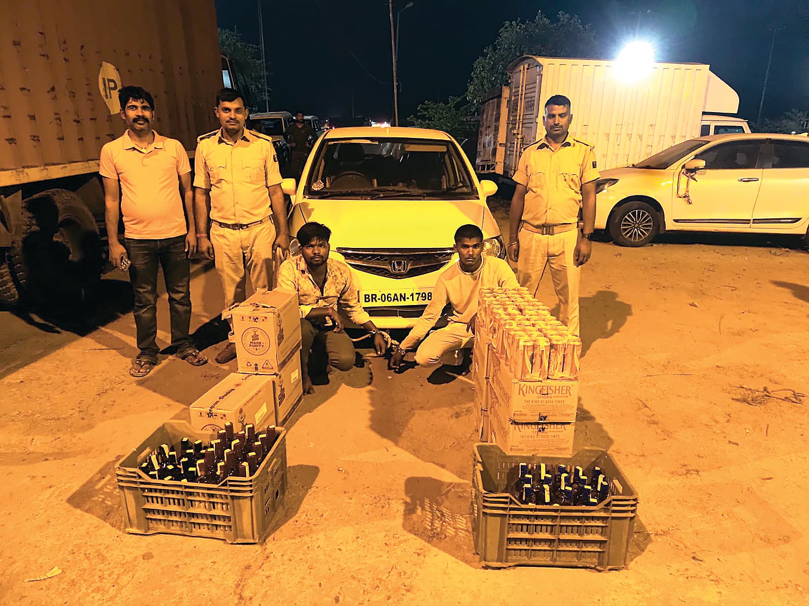 डोभी चेकपोस्ट पर बड़ी कार्रवाई, होंडा सिटी से 281 बोतल शराब जब्त