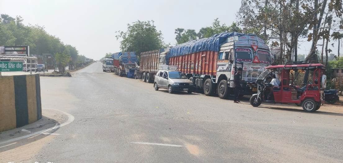 Aurangabad News : शहीद प्रमोद सिंह चौक बना जब्त वाहनों का अड्डा, डरे-सहमे रहते हैं राहगीर