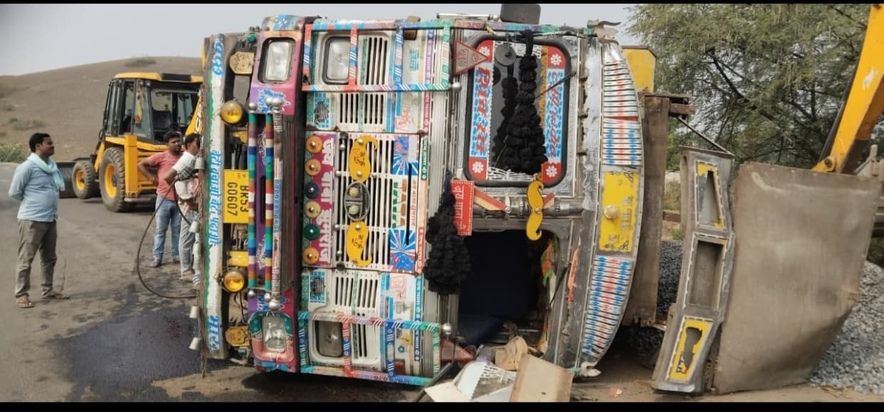 गिट्टी लदा ट्रक पलटा, चालक घायल