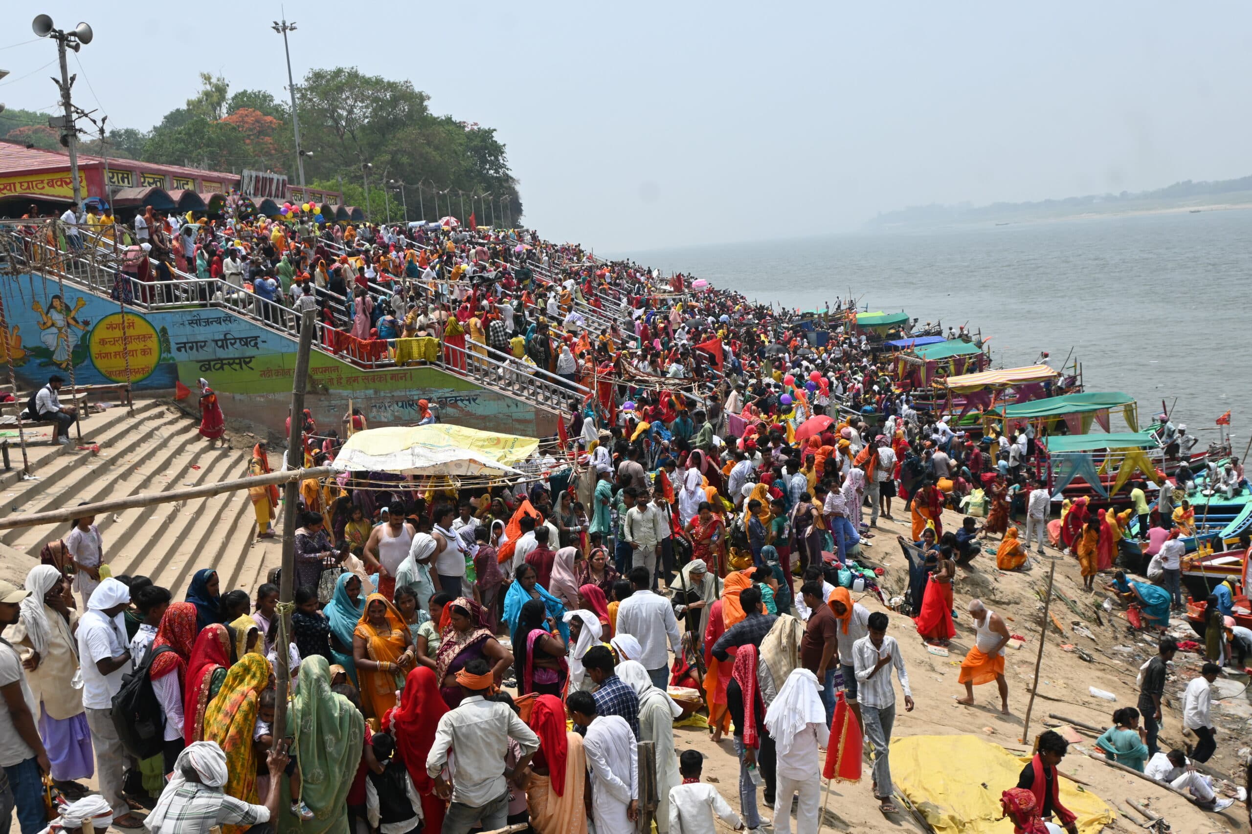 मुंडन संस्कार के लिए गंगा घाटों पर उमड़ा जनसैलाब