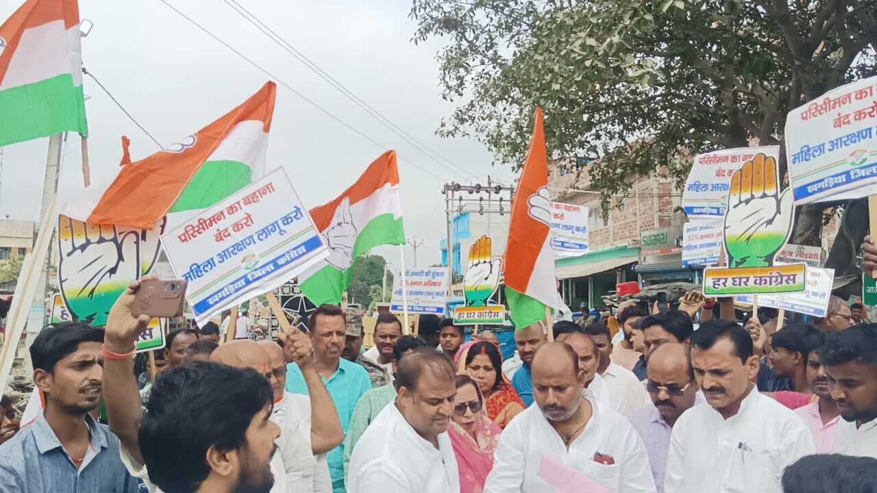 कांग्रेसियों ने पीएम का पुतला दहन कर किया विरोध प्रदर्शन