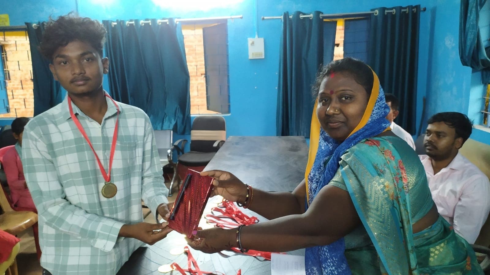 Bokaro News : मेधावी विद्यार्थियों को मुखिया ने किया पुरस्कृत