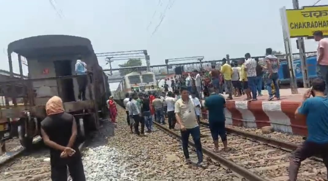 Chaibasa News : हमसफर एक्सप्रेस 22 घंटे लेट, वोटिंग के लिए बंगाल जा रहे यात्री ट्रैक पर बैठे