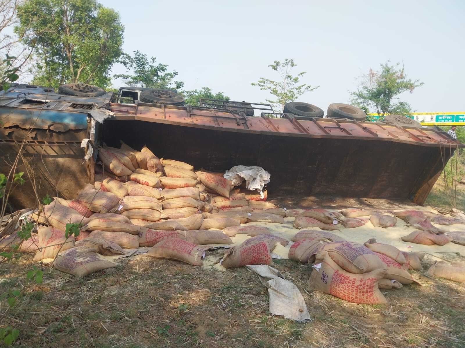 Chaibasa News : सरकारी चावल लदा ट्रक पलटा, 100 बोरियां लूट ले गये ग्रामीण