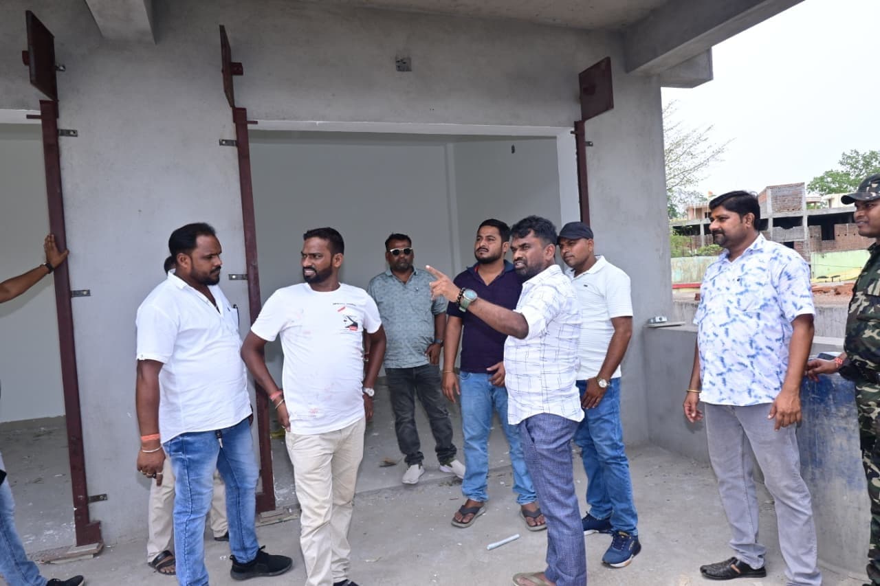 East Singhbhum News : 4.50 करोड़ की योजना में गड़बड़ी देख संवेदक के मुंशी को फटकार