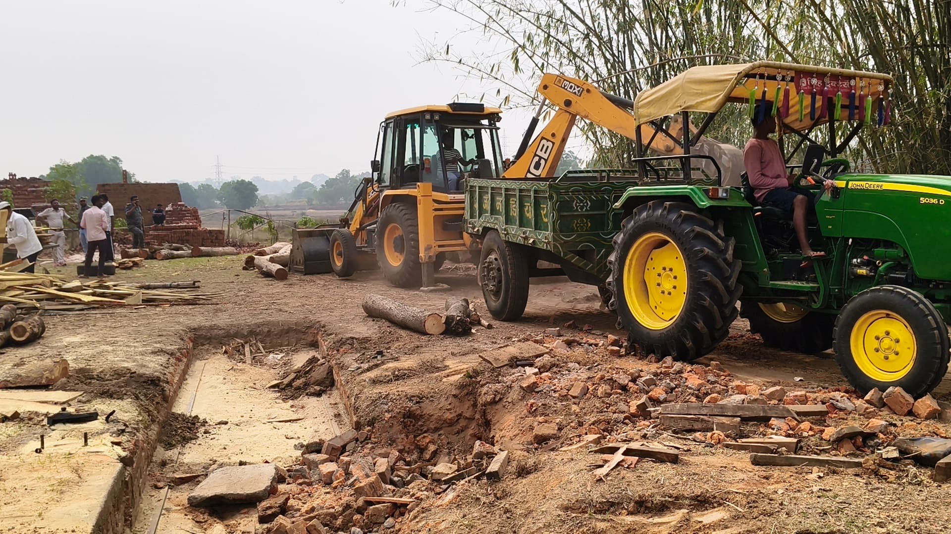 Giridih News : आरा मशीन व दो लाख की लकड़ी जब्त