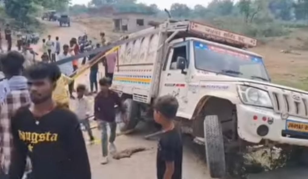 Giridih News : डीजे लदा पिकअप वैन दुर्घटनाग्रस्त, पुल पर लटका