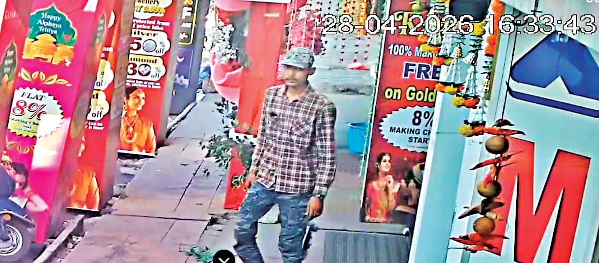 Rourkela News: कनक मंदिर ज्वेलर्स में सेल्स गर्ल का ध्यान भटका उड़ा लिये 10 लाख के गहने, सीसीटीवी में कैद हुई वारदात