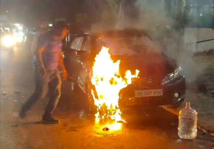Dhanbad News: चलती कार में लगी आग, बाल-बाल बचा चालक