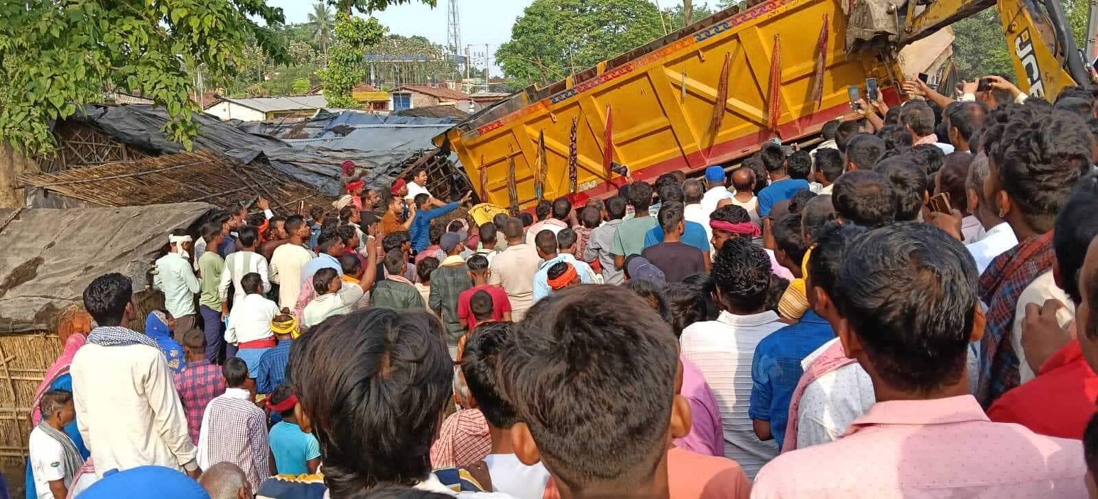 KHAGARIA सड़क दुर्घटना में आधे दर्जन से अधिक लोग जख्मी