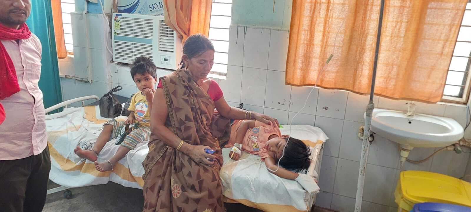 LAKHISARI छत के ऊपर 11 हजार वोल्ट के तार में सटने से दो नाबालिग घायल