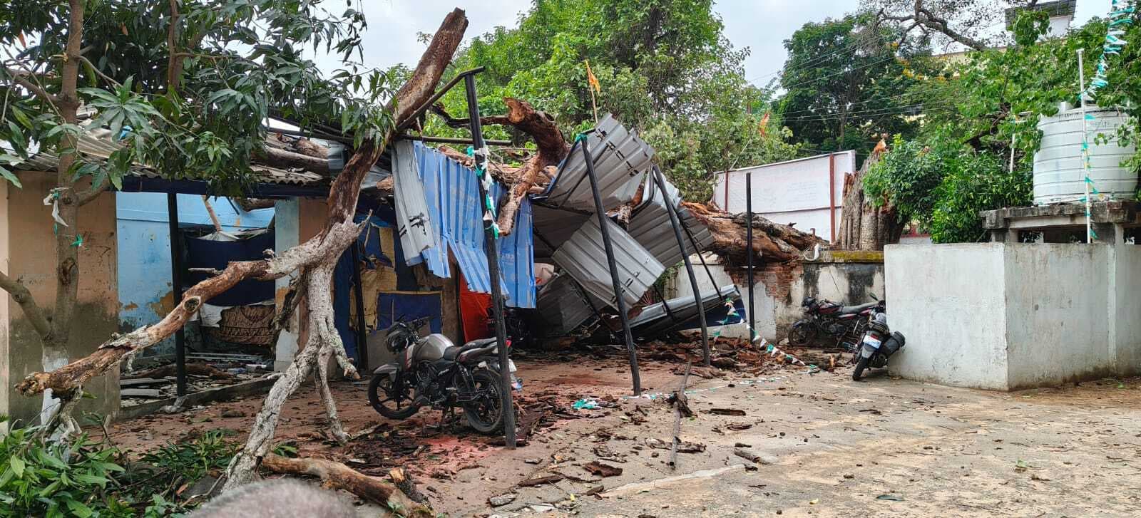 BANKA आंधी में थाना गेट पर गिरा पीपल का पेड़, गार्ड रूम सहित सेट हुआ क्षतिग्रस्त