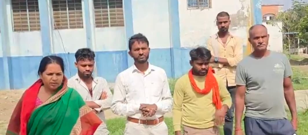 KHARIA<bha> update </bha>चार चक्का वाहन ने पीछे से बाइक सवार को मारा धक्का, तीन जख्मी, इलाज के दौरान एक युवक की मौत