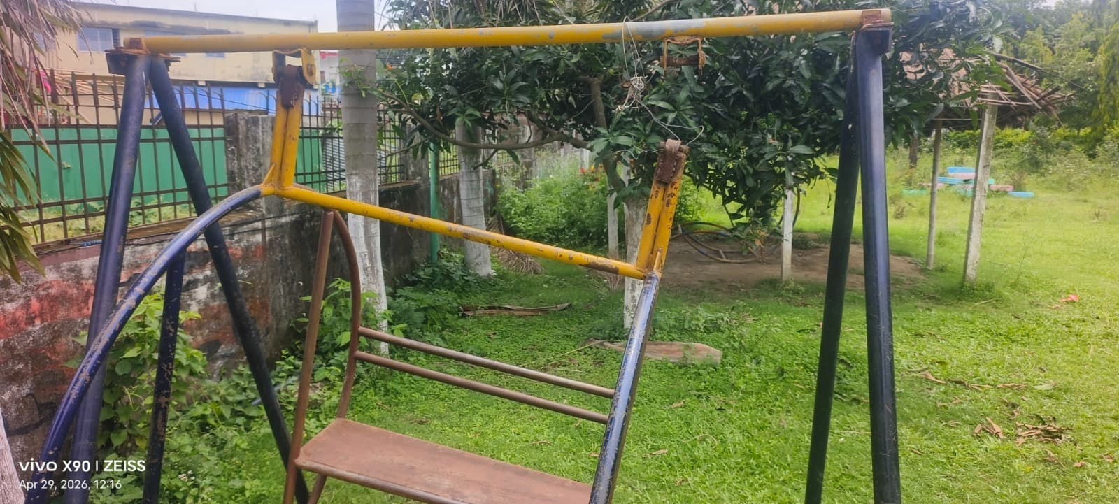 KISHANGANJ जर्जर झूला बना खतरनाक, भातडाला पार्क में बच्चों की जान जोखिम में