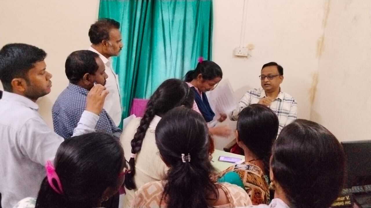 KATIHAR NEWS  डीडीसी ने प्राथमिक स्वास्थ्य केंद्र पहुंचकर की जांच