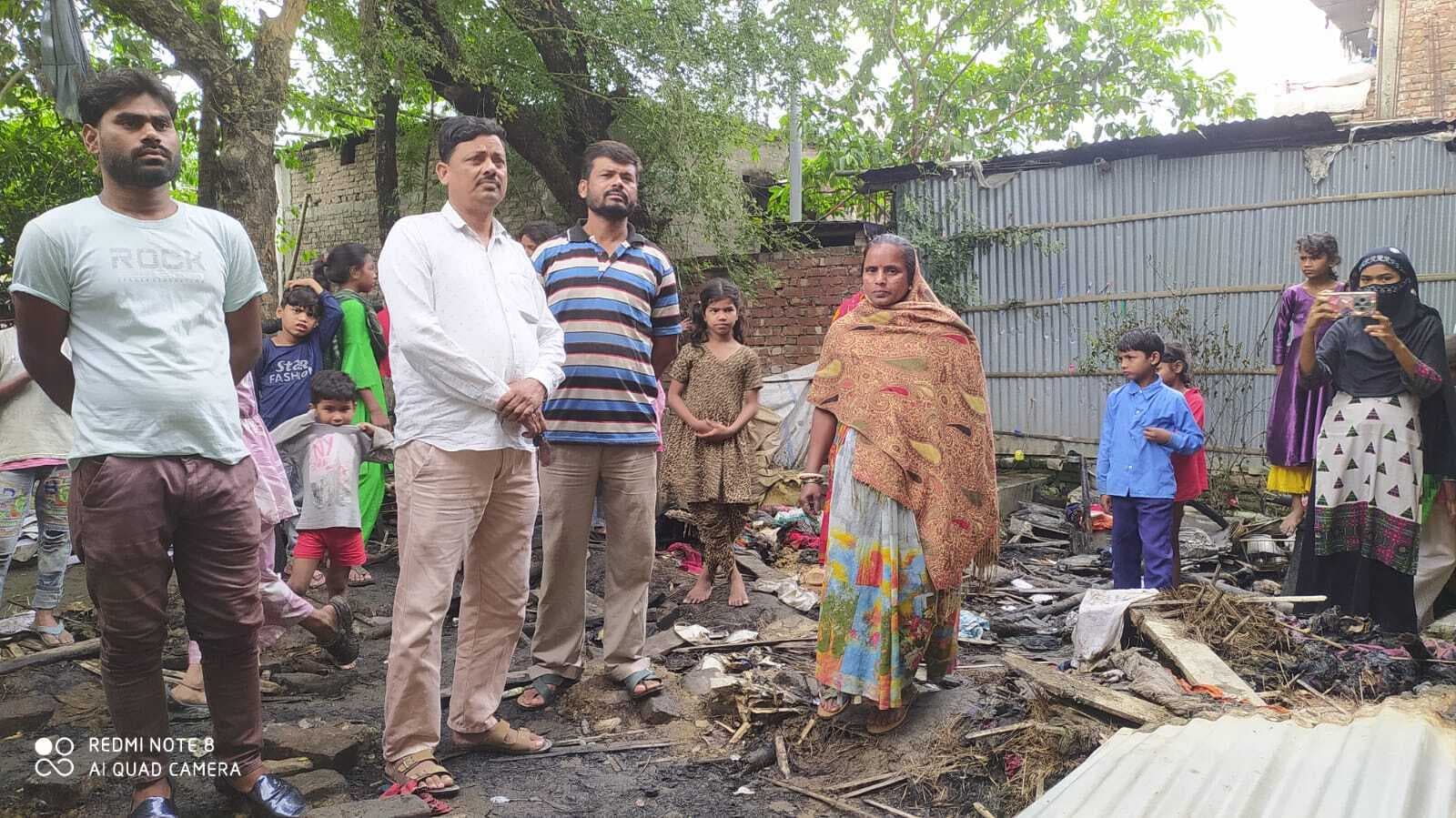 ARARIA फारबिसगंज के दल्लू टोला में एक घर में लगी आग,1.5 लाख नकद सहित जेवर जेवरात व सामान जले