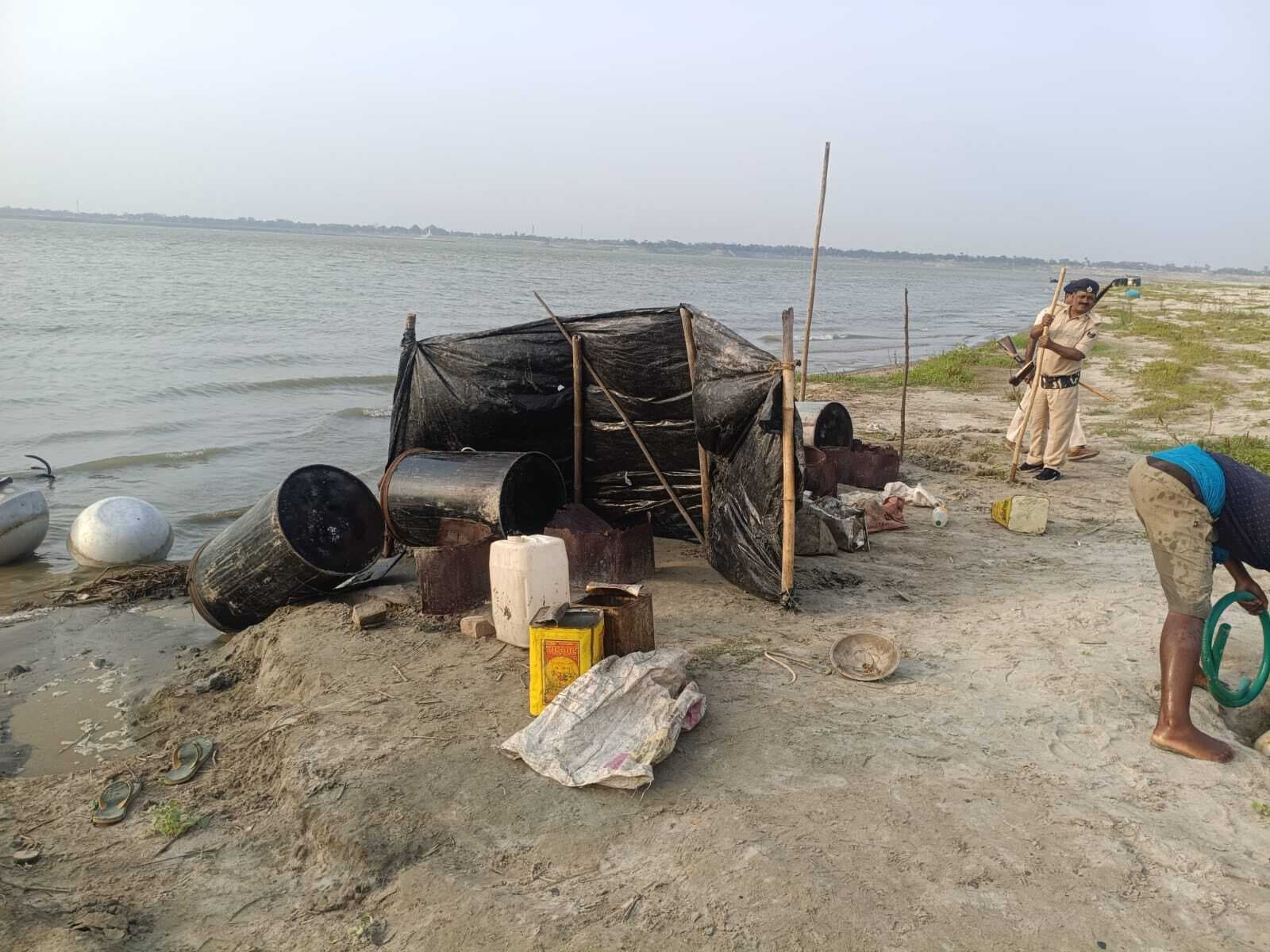 BHAGALPUR नवगछिया में तीन देसी शराब की भट्ठियां ध्वस्त, 20 हजार लीटर जावा महुआ नष्ट