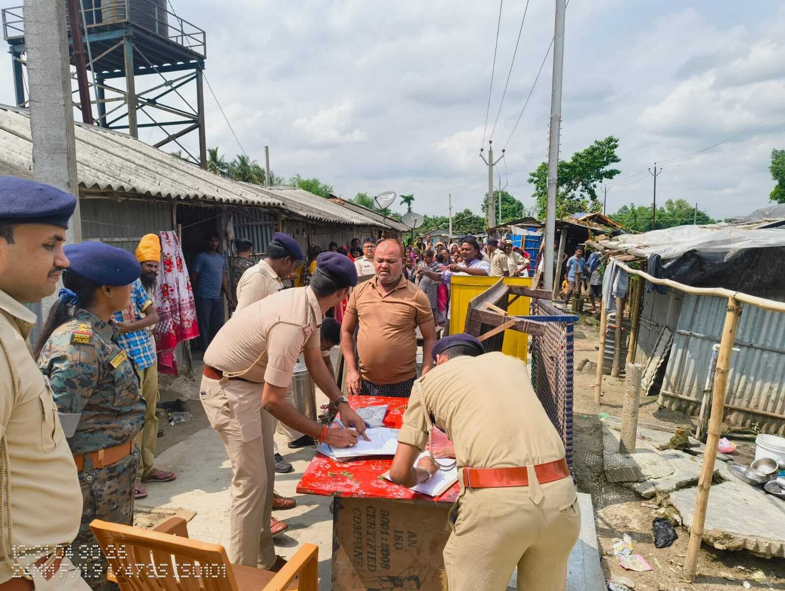 KATIHAR कोढ़ा में पुलिस की बड़ी कार्रवाई, फरार वारंटी की संपत्ति जब्त