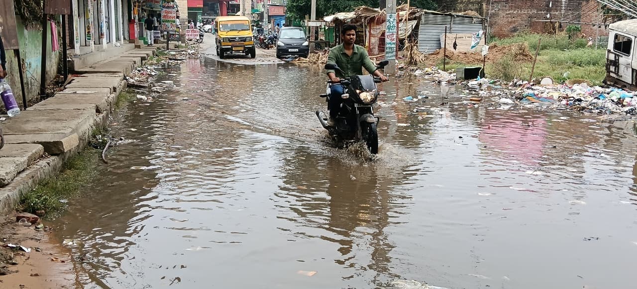 सड़कों पर बहा नाले का गंदा पानी, लोग परेशान