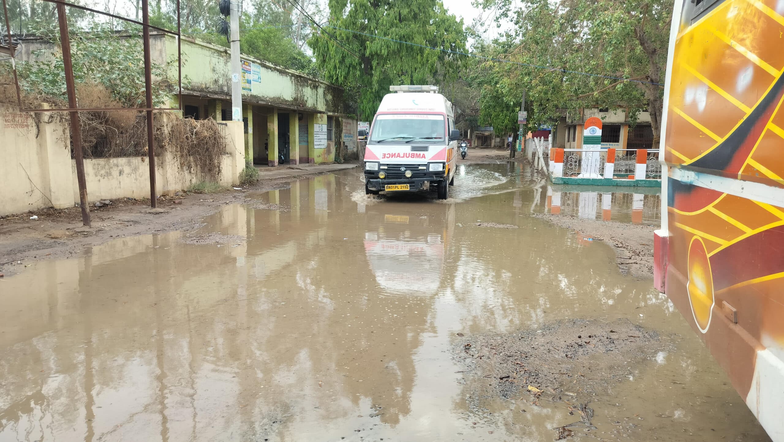 रामगढ़ में आंधी-बारिश से अस्पताल मार्ग बना झील