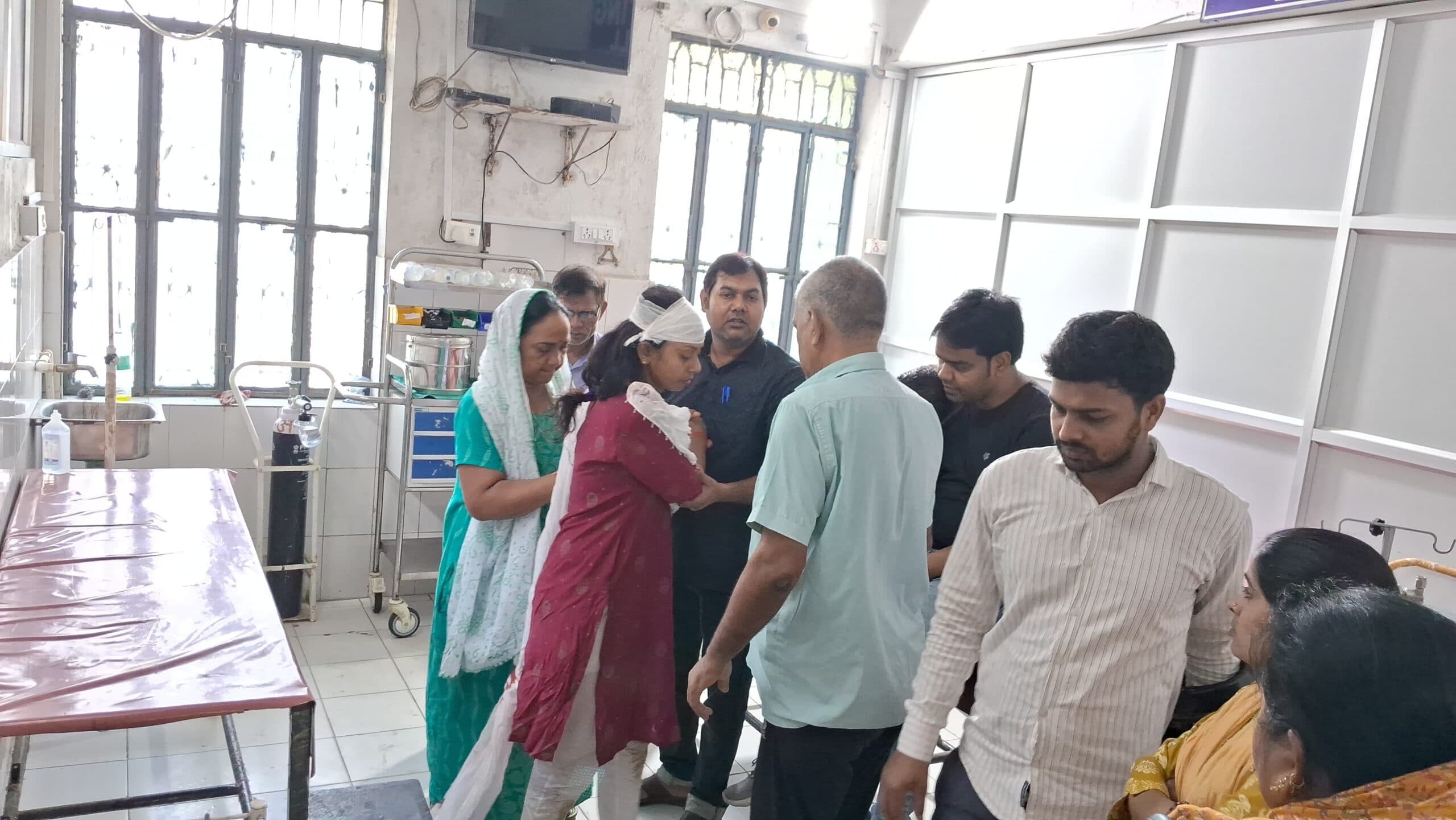 स्कूटी पलटने से शिक्षिका घायल, भभुआ रेफर