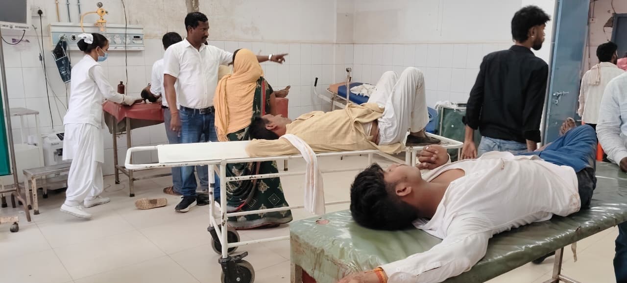 अनियंत्रित इ-रिक्शा पलटा, पिता-पुत्र समेत चार घायल