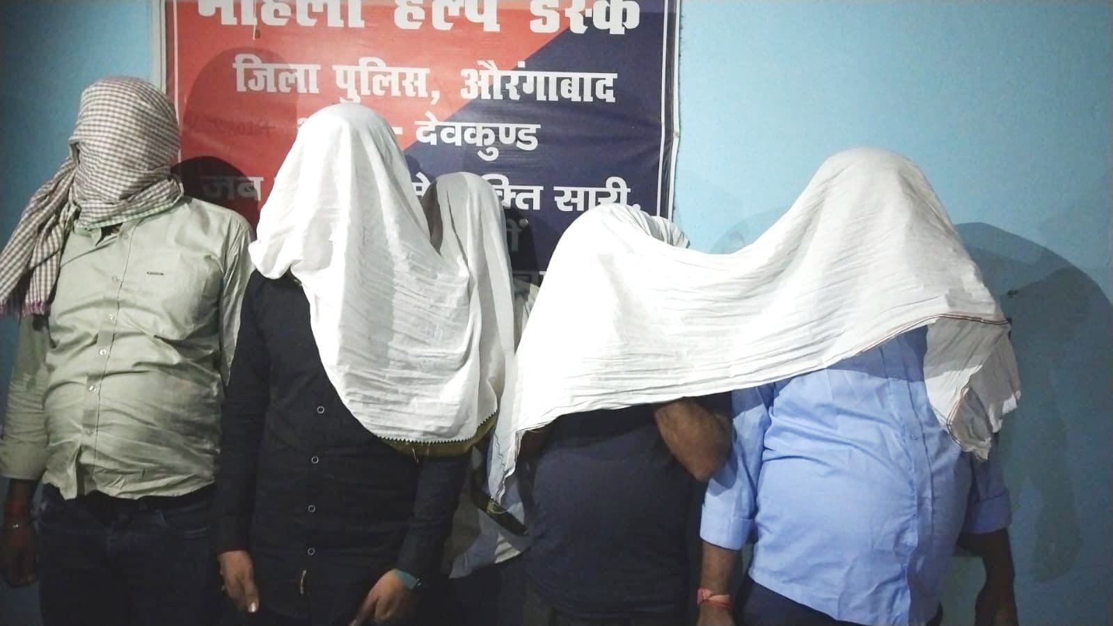 बारात में शराब पार्टी पर पुलिस की छापेमारी, देवकुंड में पांच शराबी गिरफ्तार