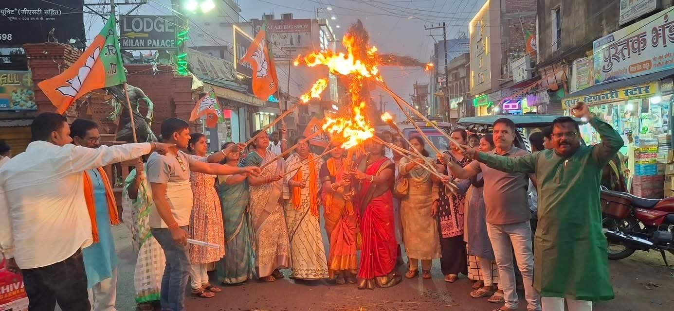 मशाल जुलूस निकालकर भाजपा महिला मोर्चा ने फूंका पुतला