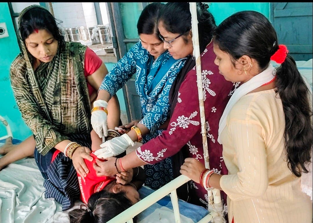 ट्रैक्टर की ठोकर से स्कूली छात्रा गंभीर