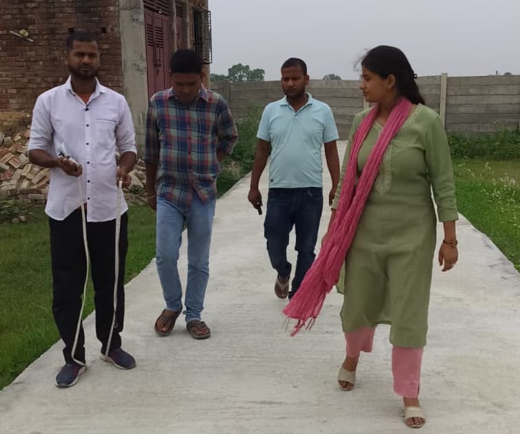 पीसीसी सड़क निर्माण की ईओ ने की जांच