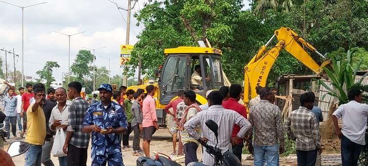 बरसौनी टोल प्लाजा से गुलाबबाग जीरो माइल तक अतिक्रमण हटाने में जुटा प्रशासन