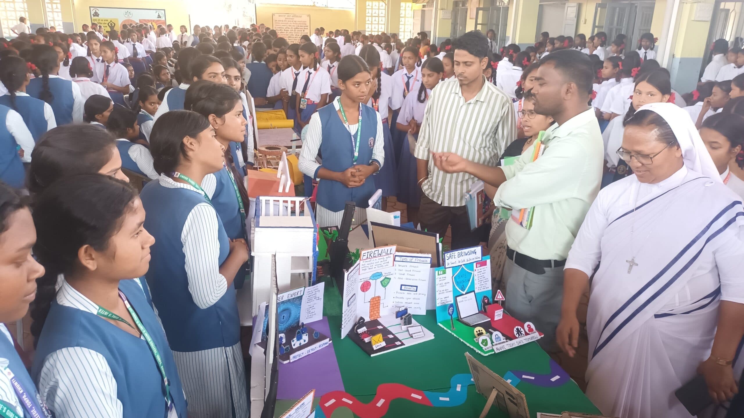 संत अन्ना स्कूल में विद्यार्थियों ने लगायी प्रदर्शनी