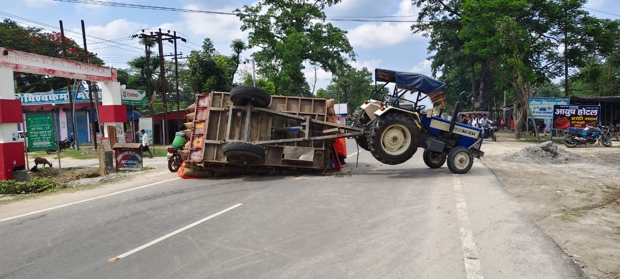 धान लदा ट्रैक्टर एनएच 106 पर पलटा,  बाल-बाल बचा चालक