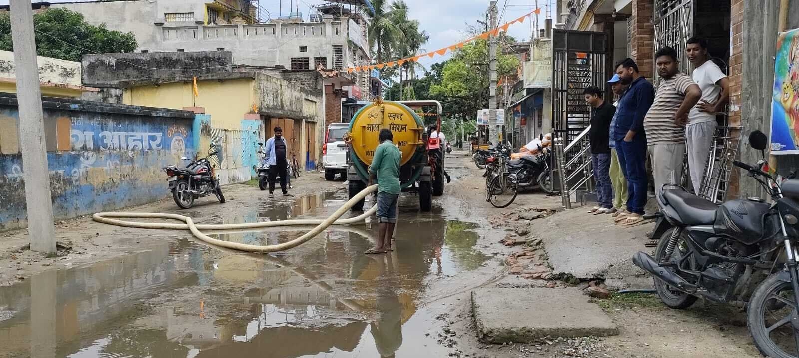 आंधी-बारिश का कहर: पेड़ गिरे, छप्पर उड़े