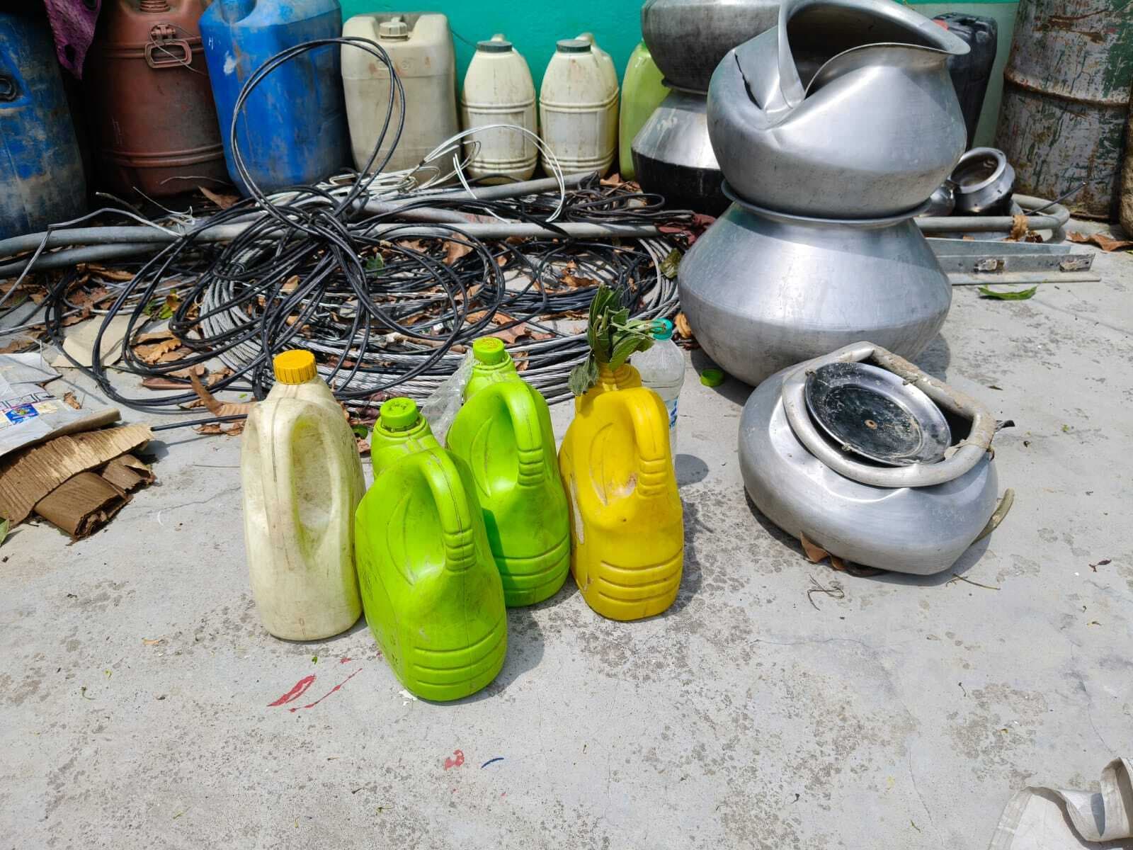 20 लीटर देसी शराब बरामद, तस्कर फरार